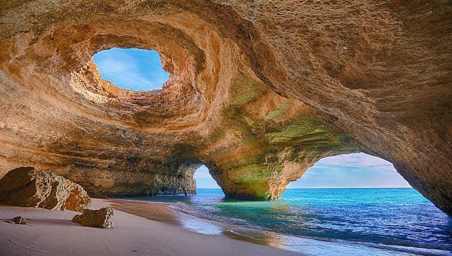 Pantai Praia da Marina: Pesona Alam dan Keindahan Laut di Portugal