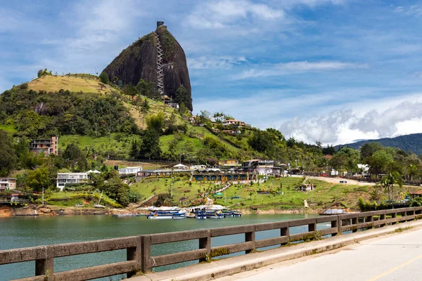 Batu dari El Peñón de Guatapé: Keajaiban Alam yang Menakjubkan di Kolombia