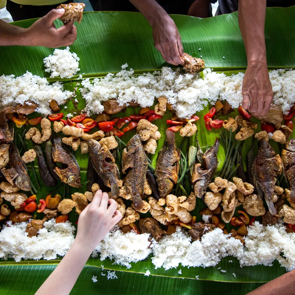 Mengenal Lezatnya Makanan Nasi Daun Pisang di Indonesia