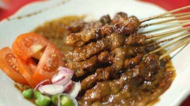 Makanan Sate Kambing Bumbu Kacang Pedas Manis Gurih