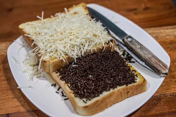 Roti Bakar Cokelat Keju: Lezatnya Camilan Manis dan Gurih