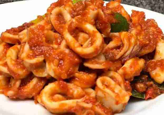 Makanan Cumi Bumbu Balado: Sensasi Pedas Gurih dari Laut