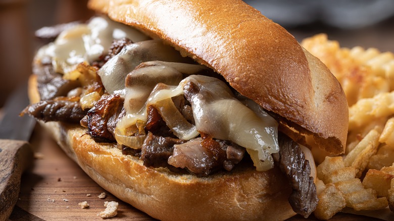Mengenal Makanan Philly Cheesesteak: Cita Rasa dan Asal Usulnya