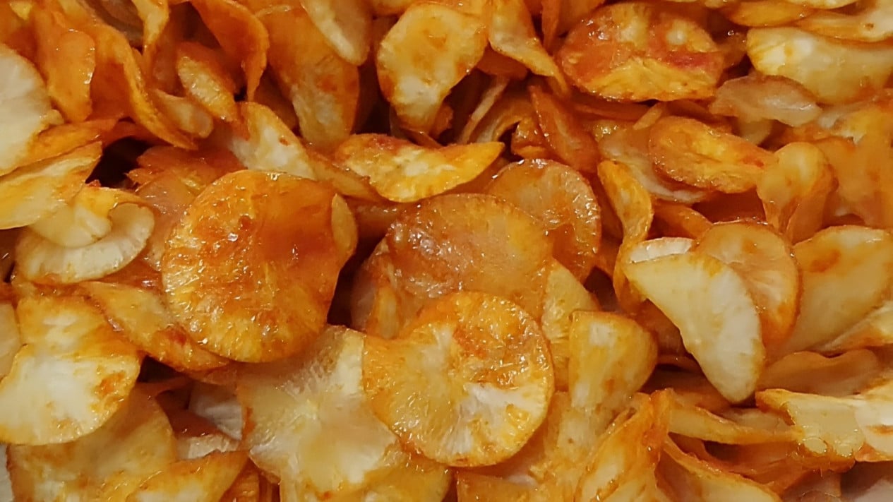 Mengenal Keripik Singkong Balado: Camilan Pedas Renyah dan Gurih