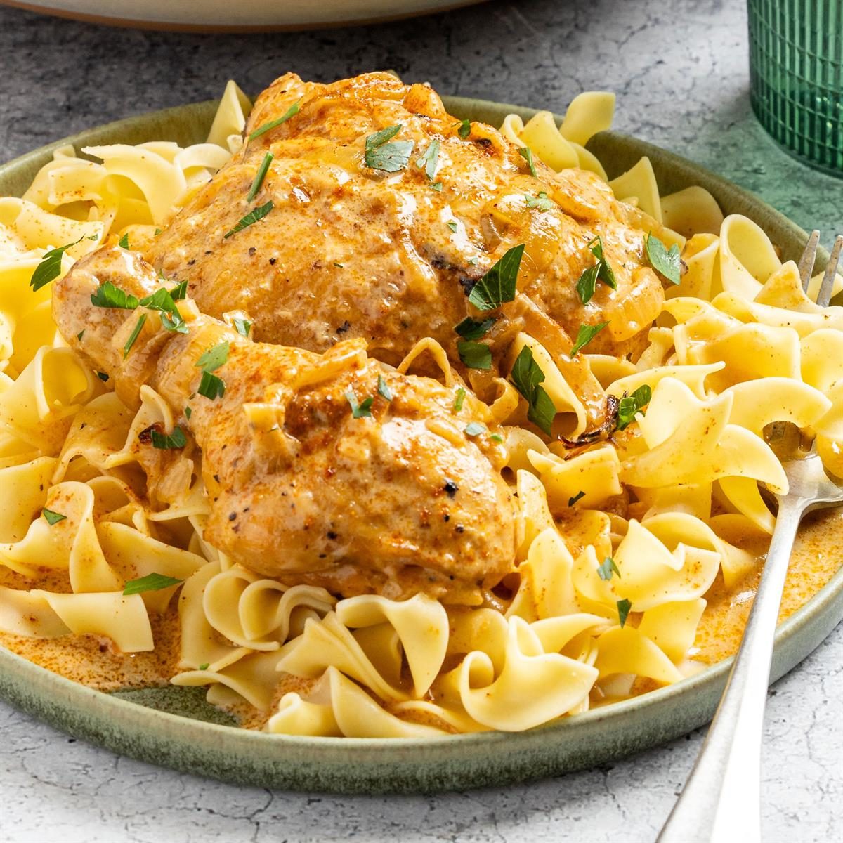 Mengenal Makanan Chicken Paprikash: Rasa Lezat dan Tradisional