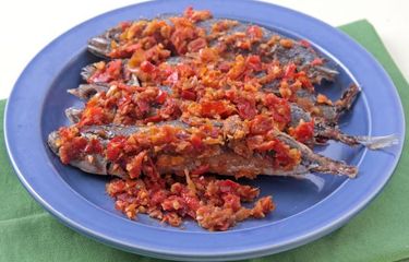 Nikmatnya Nasi Goreng Ikan Cue Sambal Balado yang Menggoda