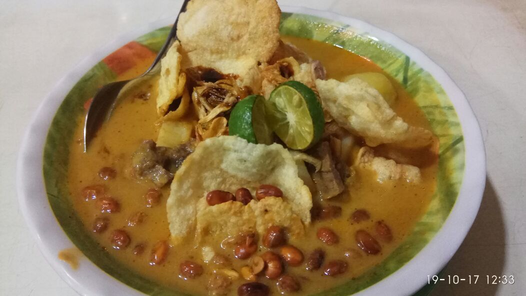 Lontong Kari Sapi: Hidangan Lezat dan Menggugah Selera